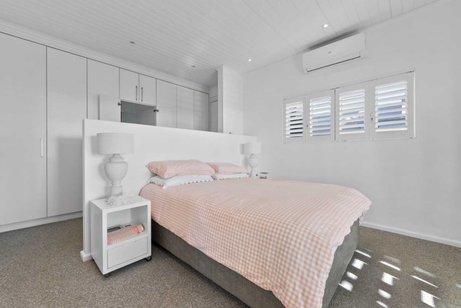 5 Bedroom Property for Sale in Green Point Western Cape